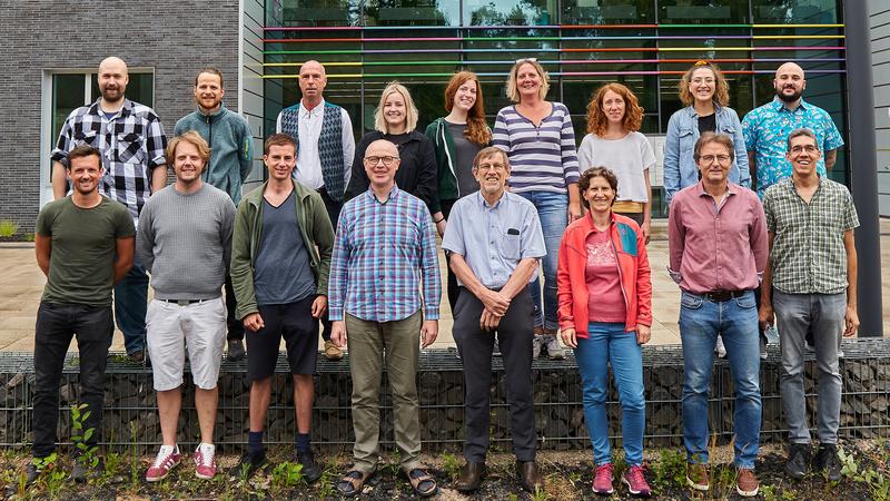 Die Arbeitsgruppe von Roland Lill (vordere Reihe, 4. von rechts) studiert, wie und wozu Eisen-Schwefel-Proteine in Zellen entstehen. 