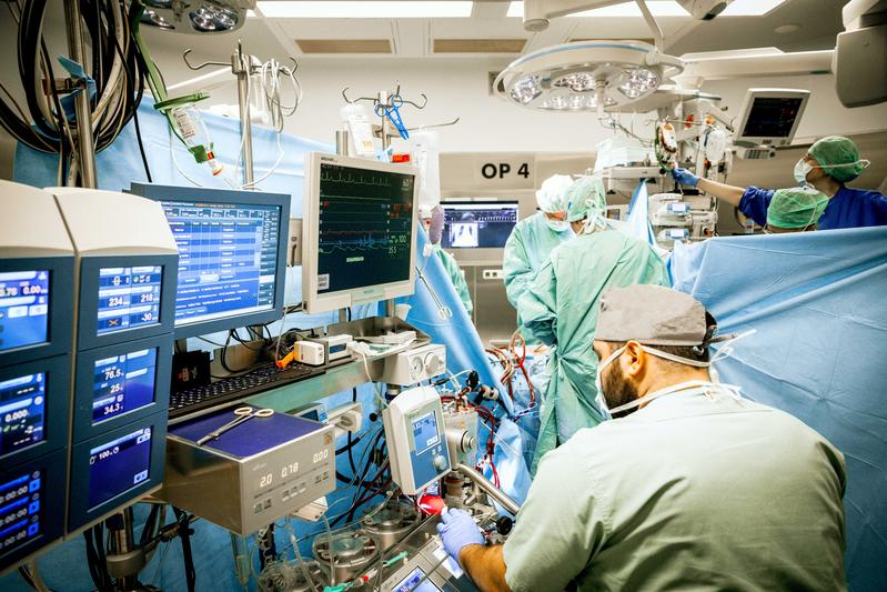 Trotz der stetigen Weiterentwicklung minimalinvasiver OP-Techniken sind viele Eingriffe am offenen Herzen nicht möglich, ohne das Herz stillzulegen und den Kreislauf der Patient*innen mit einer Herz-Lungen-Maschine aufrechtzuerhalten.