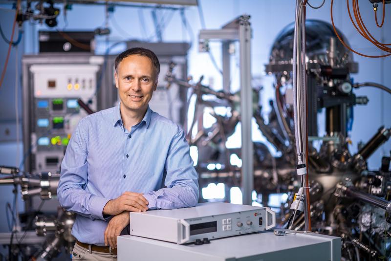 Der Marburger Oberflächen- und Nanoforscher Prof. Dr. Michael Gottfried in seinem Labor. 