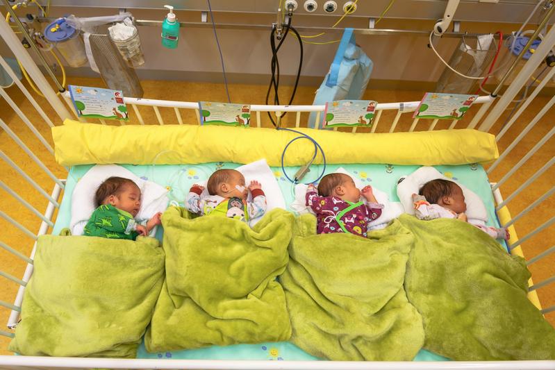 (v.l.n.r.) Sham (Erstgeborene), Joud (3. Baby),  Ayham (4.Baby) und Ahmad kurz vor ihrer Entlassung aus dem Uniklinikum.