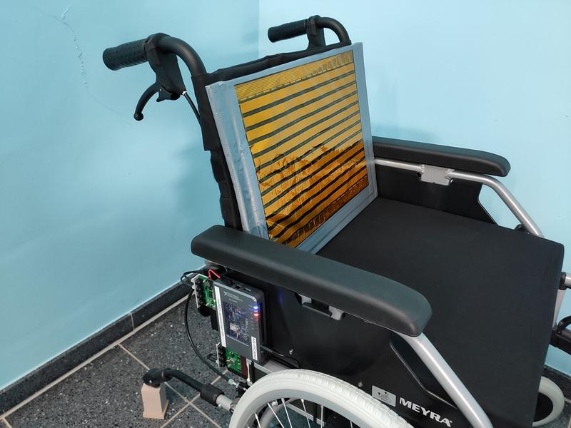 Der mit Sensoren ausgestattete smarte Rollstuhl der Hochschule Kaiserslautern beugt Schädigung von Haut und Gewebe aufgrund langer Druckbelastung vor.
