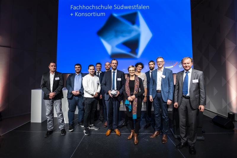 Foto (Copyright © BGR/Photohek): Prof. Dr. Michael Marré (4.v.l.) nahm gemeinsam mit dem Konsortium den Preis von Staatssekretärin Dr. Franziska Brantner in Berlin entgegen