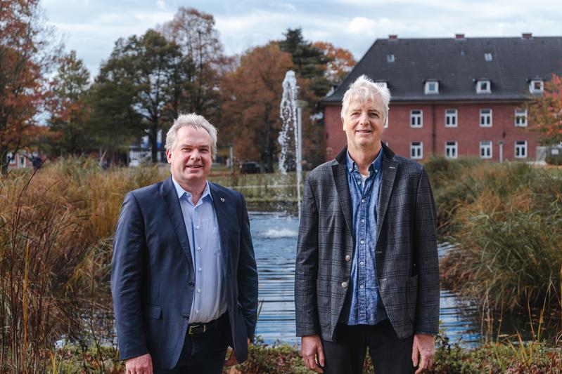 Professor Werner Nau (links) und Professor Ulrich Kortz freuen sich über die DFG-Förderung für ein deutsch-französisches Forschungsprojekt in der Chemie. 