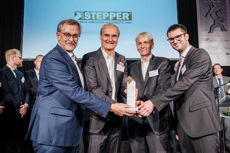 Fritz Stepper GmbH & Co. KG ist der Gesamtsieger des Wettbewerbs »Excellence in Production« und damit »Werkzeugbau des Jahres 2022«.