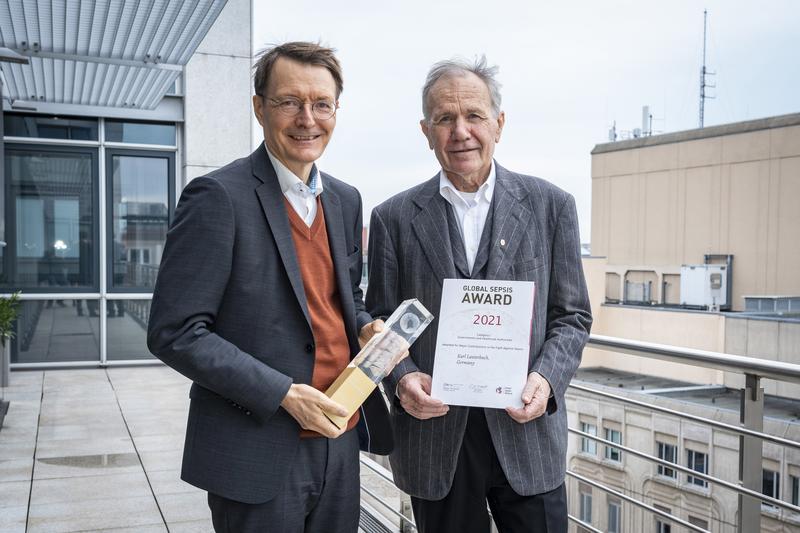 Bundesgesundheitsminster Karl Lauterbach und Konrad Reinhart, Vorstandsvorsitzender der Sepsis Stiftung