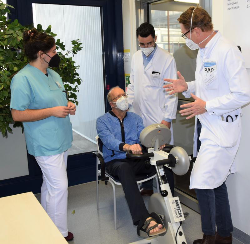 Wer an Bewegungsstörungen wie Morbus Parkinson leidet, ist in der Marburger Klinik für Neurologie gut aufgehoben. Von links: J. Weller (Stationsleitung), Patient (H. Reckling), PD Dr. D. Pedrosa (Leitender Oberarzt), Prof. Dr. L. Timmermann (Direktor).