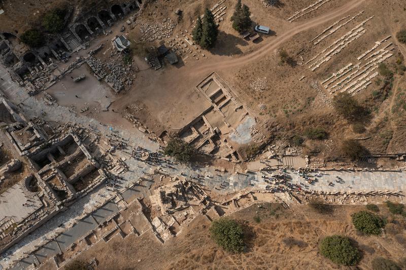 Das Grabungsareal am Domitiansplatz in Ephesos, links die angrenzende obere Agora, rechts die Kuretenstraße.