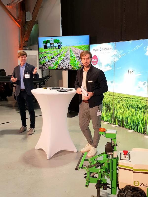 Dr. Markus Gansberger (Leiter Innovation Farm Austria) links und Christian Metz (Leiter KNeDL, Bayern Innovativ)