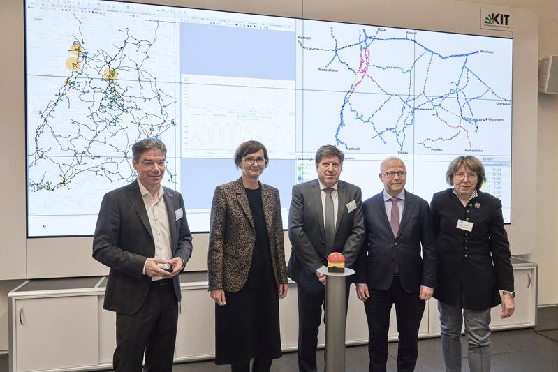 Bundesforschungsministerin Bettina Stark-Watzinger (zweite von links) startete die Simulation im Energy Lab 2.0 am KIT. (Foto: Amadeus Bramsiepe, KIT; ausführliche Bildunterschrift am Textende).