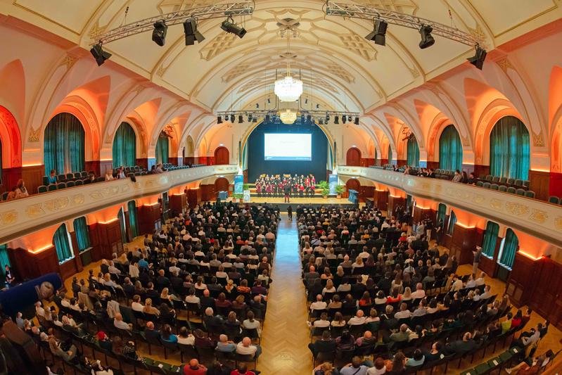 Blick in den Festsaal während der feierlichen Immatrikulation der Friedrich-Schiller-Universität Jena am 28.10.2022 im Volkshaus in Jena. Während des akademischen Festaktes werden die Erstsemester der Matrikel 2022/23 begrüßt.