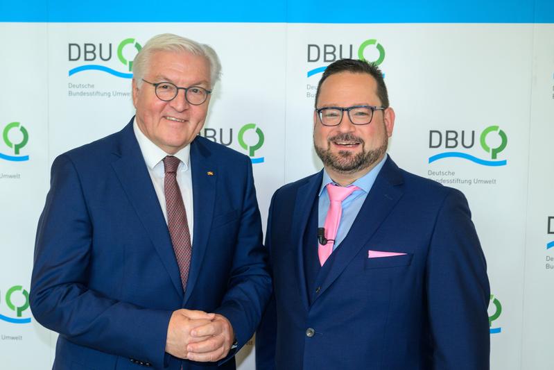 Die Verleihung des Deutschen Umweltpreises 2022 mit Bundespräsident Frank-Walter Steinmeier (links, hier mit DBU-Generalsekretär Alexander Bonde).