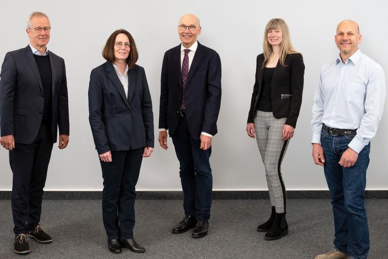 The ToSyMa research team is pleased about further promising findings from its large-scale mammography study: Prof. Hans-Werner Hense, Prof. Stefanie Weigel, Prof. Walter Heindel, Dr. Laura Kerschke, Dr. Joachim Gerß (l.t.r.)