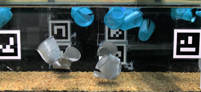 Für ihre Untersuchung nutzten die Forschenden Flussmodelle, die mit Plastikmüll bestückt wurden. 