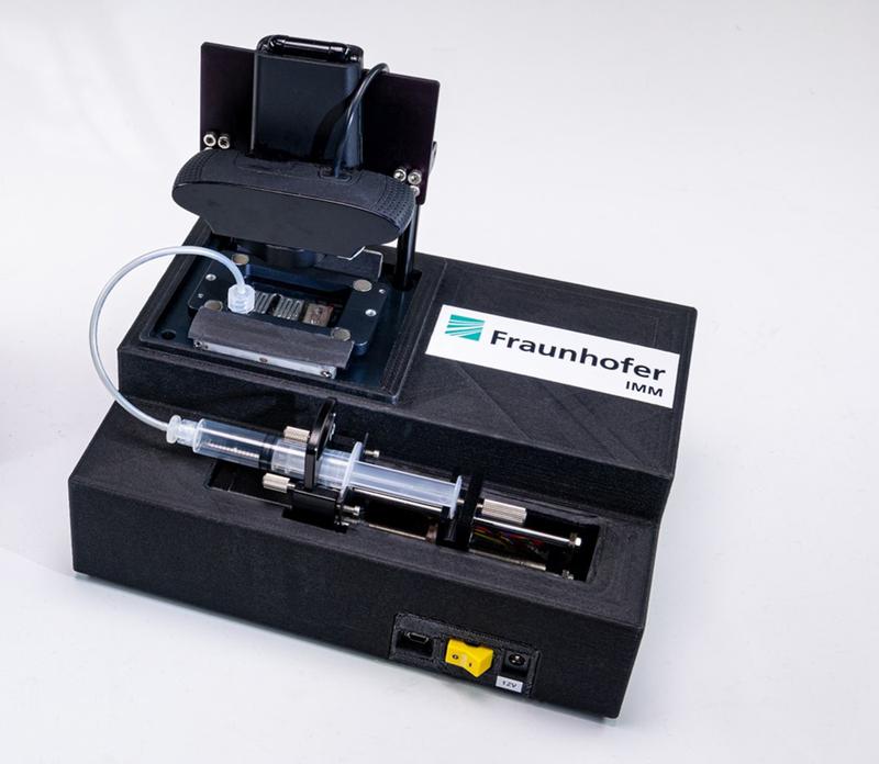 On-the-spot, rapid PCR test system developed by the Fraunhofer IMM with a microfluidic analysis cartridge for the rapid detection of infectious diseases.