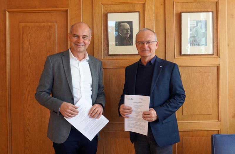 Prof. Jürgen May, Leiter des BNITM, und Prof. Thomas Mettenleiter, Präsident des FLI, unterzeichneten auf der Insel Riems eine Kooperationsvereinbarung zur Intensivierung ihrer Zusammenarbeit auf dem Gebiet der One-Health-Forschung.