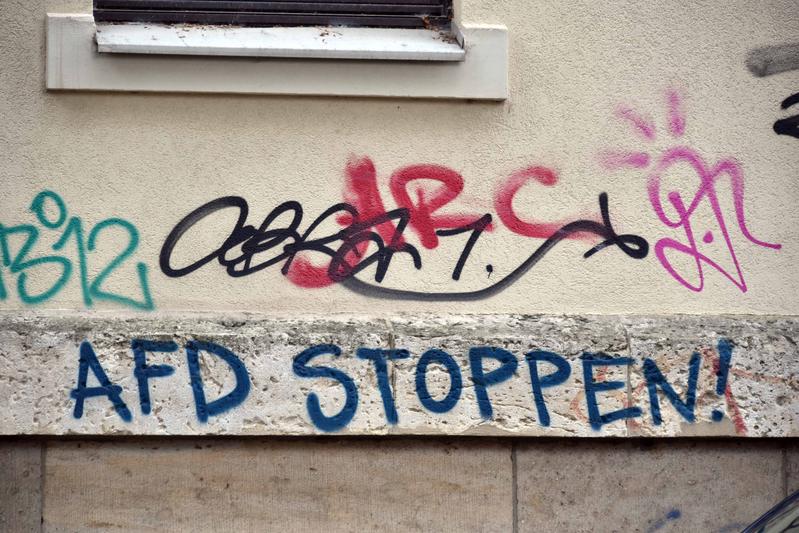 In einer aktuellen Studie der Universität Jena wurde ermittelt, dass hohe Stimmanteile der AfD in den letzten beiden Bundestagswahlen offenbar mit einem langfristigen Rückgang des relativen Wohlstands einer Region zu erklären sind.