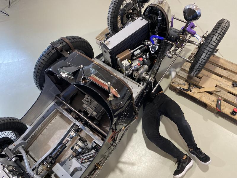 Studierende der Fakultät für Maschinenbau, Fahrzeugtechnik, Flugzeugtechnik der Hochschule München entwickelten gemeinsam mit Industriepartnern einen Elektroantrieb für einen fast 100 Jahre alten Bugatti-Rennwagen