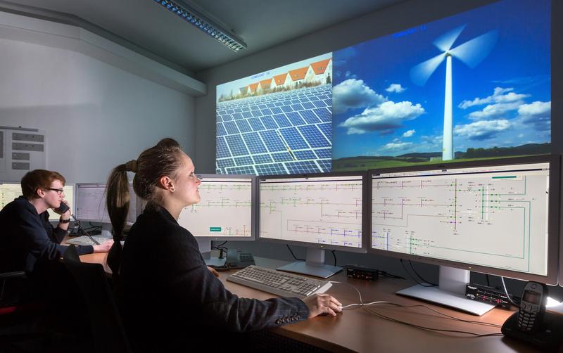 Die Netzleitwarte an der TU Ilmenau, an der die Forschungsarbeiten zu innovativen Energieverteilernetzen betrieben werden