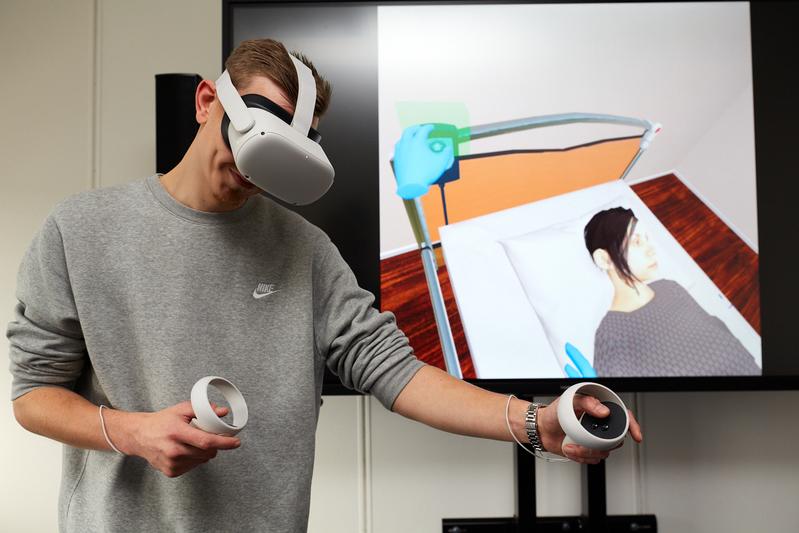 Studierender übt mit VR die Katheterisierung einer Frau im interdisziplinären Skills Lab