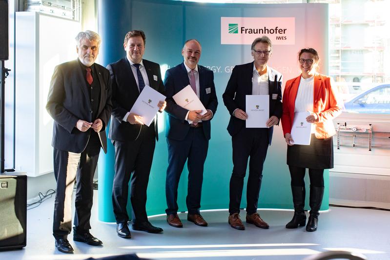 (v.l.) Minister des Landes Sachsen-Anhalt Prof. Dr. Willingmann, Prof. Dr. Krabbes, Hochschule Merseburg, Prof. Dr. Bagdahn, Hochschule Anhalt, Prof. Dr. Strackeljan, Otto-von-Guericke-Universität Magdeburg, Dr.-Ing. Schattauer, kom. Institutsleitung