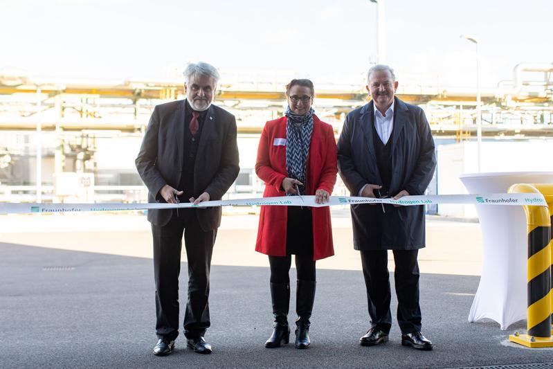 Official opening of the Hydrogen Lab Leuna in the Leuna Chemical Park: (f.l.) The Minister Prof. Dr. Willingmann and Dr.-Ing. Schattauer, Acting Director of Fraunhofer IWES, together with Prof. Dr. Neugebauer, President of the Fraunhofer-Gesellschaft