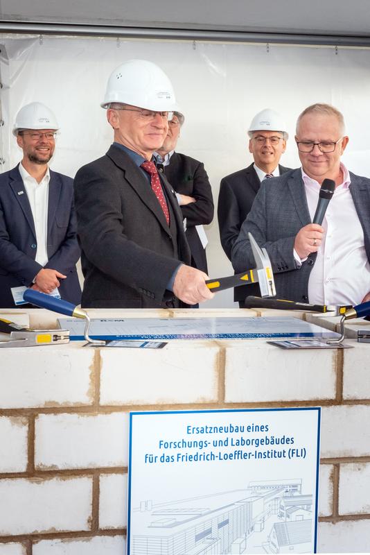 Prof. Dr. Dr. h.c. mult. Thomas C. Mettenleiter, Präsident des Friedrich-Loeffler-Instituts, und Jens Duft, Gesamtprojektleiter ARGE (im Hintergrund links Oberbürgermeister von Jena, Dr. Thomas Nitzsche, hinten rechts Hans-Karl Rippel, Präsident TLBV)