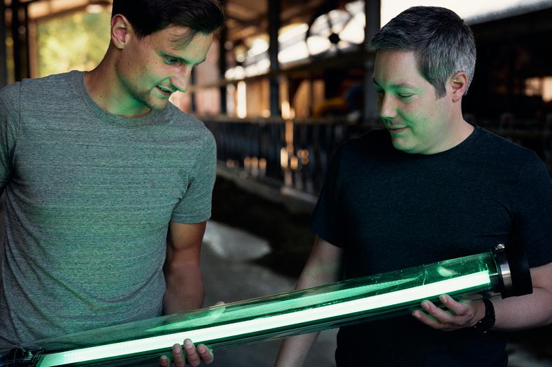 Michael Bentler (l.) und Christoph Döpke (r.) mit einem Lichtelement: Neben den klimatischen Stallbedingungen ist auch die Lichtsteuerung Teil des Projekts. 