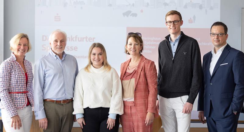 Die Kooperation wurde von der Stabsstelle Hochschulförderung der Frankfurt UAS vermittelt. (v. l.): Astrid Kramer und Dr. Alfred Hoffmann, Frankfurt UAS, mit Kristina Eydelman, Nicole Heringhaus, Patrick Möbs und Dennis Vollmer, Frankfurter Sparkasse.