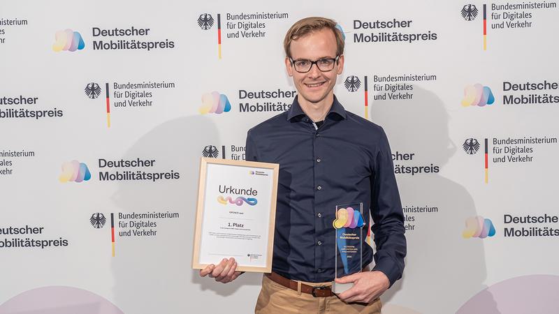 René Apitzsch, Wissenschaftlicher Mitarbeiter an der Professur Schaltkreis- und Systementwurf der TU Chemnitz, nahm in Berlin den Deutschen Mobilitätspreis in der Kategorie „Daten und Innovationen“ in Empfang.