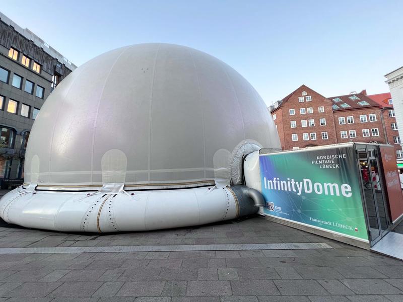 Nach zwei Jahren ist der Infitiy Dome zurück - und die TH Lübeck präsentiert Wissenschaftskommunikation und 2D- sowie 3D Spiele