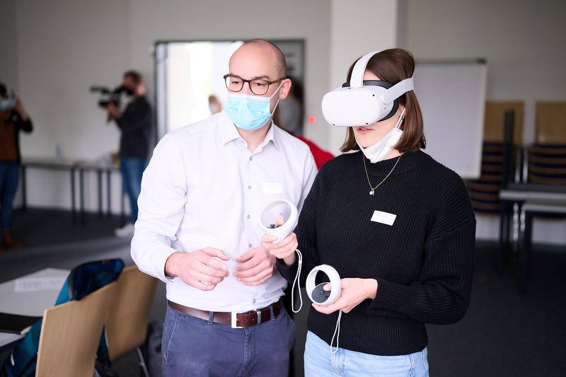 Auf der TURN Conference konnten die Teilnehmenden in einem Workshop Brillen für Virtual Reality ausprobieren, die in Studiengängen zu Gesundheitsberufen eingesetzt werden können. 