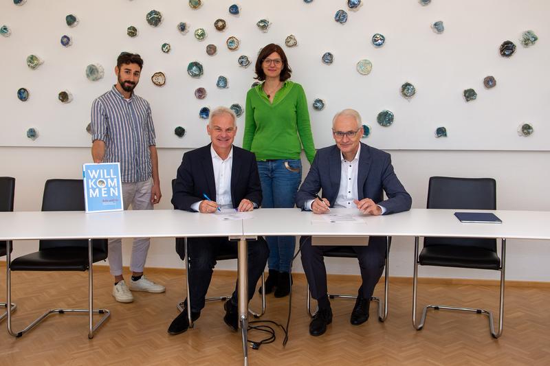 Bei der Vertragsunterzeichnung von links: Julian Pees, Dr. Dominik Esch, Prof. Dr. Catherine Kaiser-Hylla und Prof. Dr. Karl Stoffel 