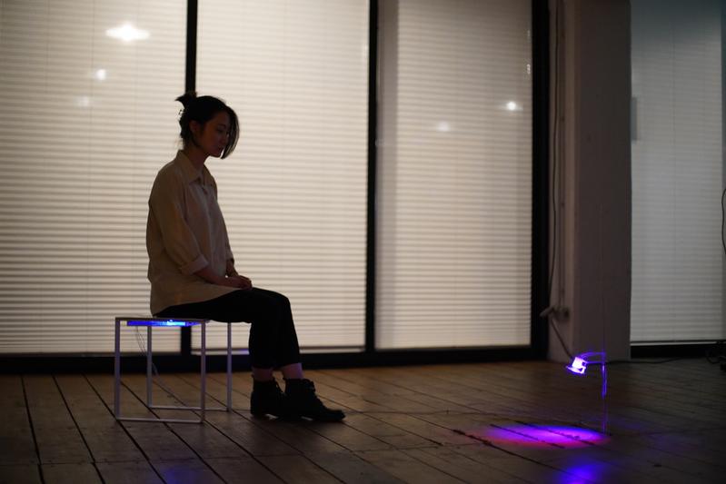 Sitzend Energie erzeugen: Boeun Kims Installation „A chair for co-responding“. (© Boeun Kim)
