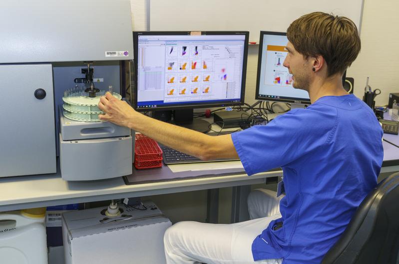 Analyse einer Knochenmarkprobe am Durchflusszytometer. 