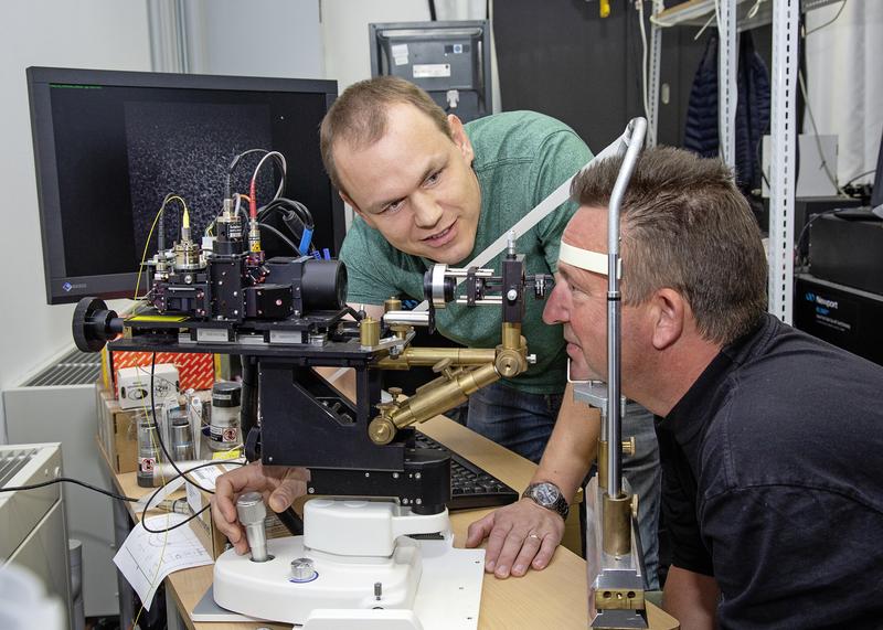 Mikroskopische Untersuchung der Hornhaut eines Probanden (Prof. Oliver Stachs) durch den Untersucher (Dr. Karsten Sperlich) am Laboraufbau eines prototypischen Laserscanning-Mikroskops
