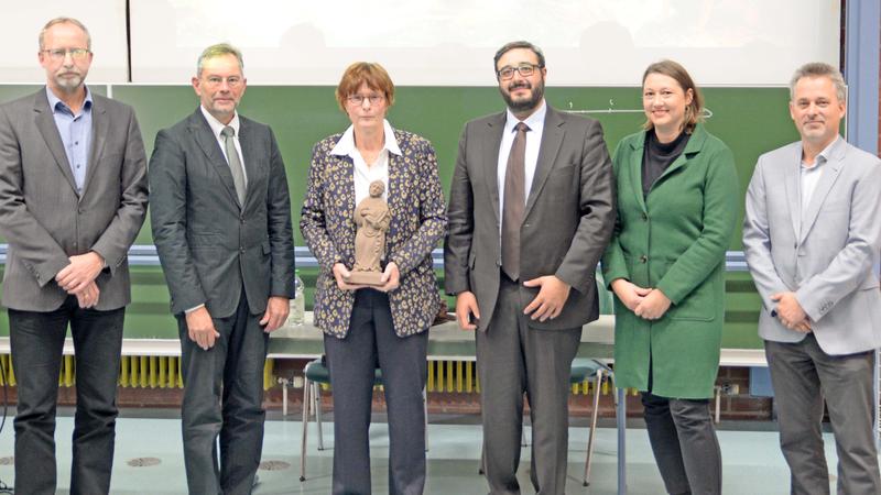 Universitätsvizepräsident Prof. Dr. Torsten Mattern, Laudator Prof. Dr. Stephan Busch, Preisträgerin Prof. Dr. Irene de Jong, Gräzistik-JProf. Dr. Diego De Brasi, Prodekanin Prof. Dr. Claudia Ritzi und Dekan Prof. Dr. Sebastian Hoffmann