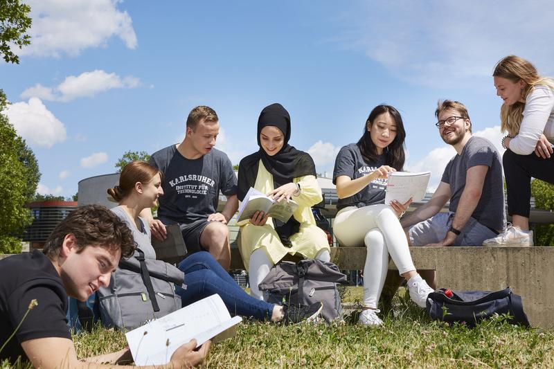 Informationen zu Studium und Ausbildung erhalten Schülerinnen und Schüler am 16. November 2022 auf dem Campus Süd des KIT. (Magali Hauser, KIT)