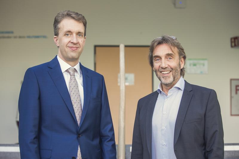 Nach der Disputation: Daniel Hesse (l.) mit seinem Doktorvater und Leiter des Promotionszentrums Prof. Dr.-Ing. Bernd Ettmer. 