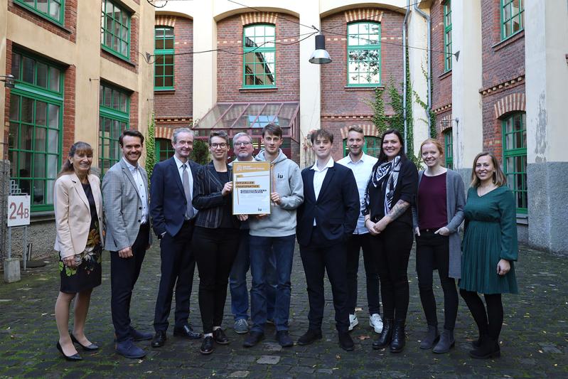 IU gratuliert ihrem 100.000sten Studierenden Fynn Schlamm