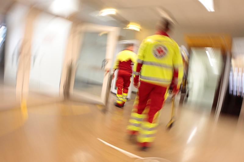 Themenbild Sanitäter auf dem Weg in die Notaufnahme.