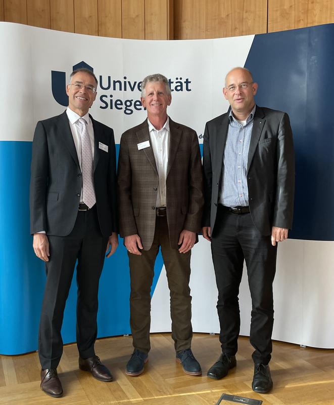 Die Gründer des Wissenschaftsgebiets Risk Governance, Prof. Dr. Arnd Wiedemann (l.) und Prof. Dr. Volker Stein (r.), mit Prof. Mark Beasley (Mitte) aus den USA, der den Auftakt-Vortrag der Konferenz hielt.