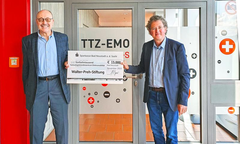Dr. Ernst-Rudolf Bauer (li.), ehemaliger Geschäftsführer der Preh GmbH, übergab am 2. November 2022 als Vorstand der Walter Preh-Stiftung einen Scheck über 15.000 Euro an den Leiter des TTZ-EMO, Prof. Dr. Ansgar Ackva (re.)