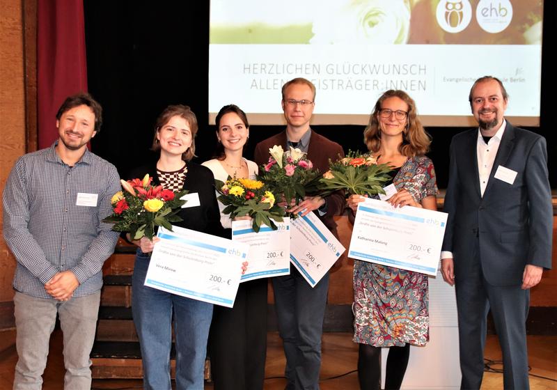 Nominierte Absolvent:innen mit Rektor (rechts) und Prorektor (links) bei ehb.forscht 2022. Nicht im Bild die Gewinnerin des Gräfin von der Schulenburg-Preises Sarah Schulz