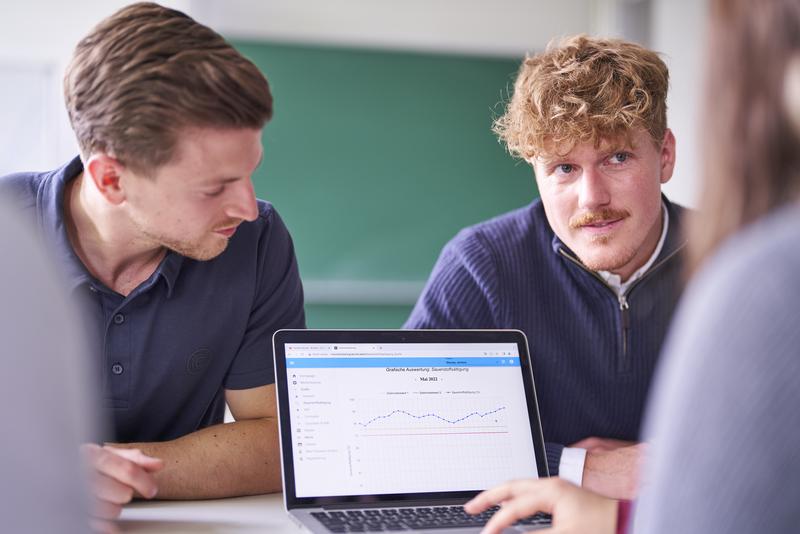 In wöchentlichen Meetings diskutieren die Studierenden der HM Meilensteine und nächste Schritte