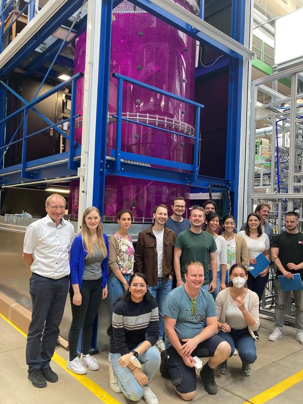 Am Institut für Multiphasenströmung, TUHH erhielten Forschende Einblicke in die nachhaltige Prozessoptimierung eines 15.000 l „gläsernem“ Bioreaktor. 