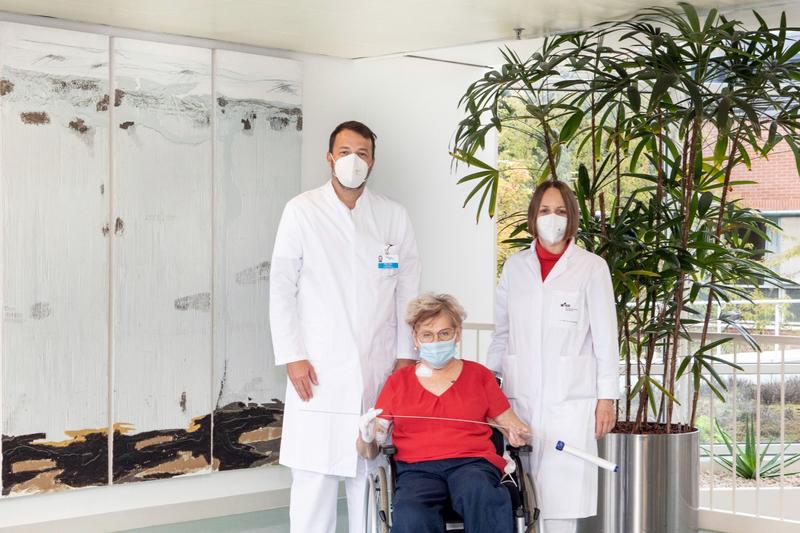 Freuen sich über den gelungenen Eingriff: Brigitte Geiger mit ihren Ärzten PD Dr. Wilma Schierling und PD Dr. Thomas Betz.