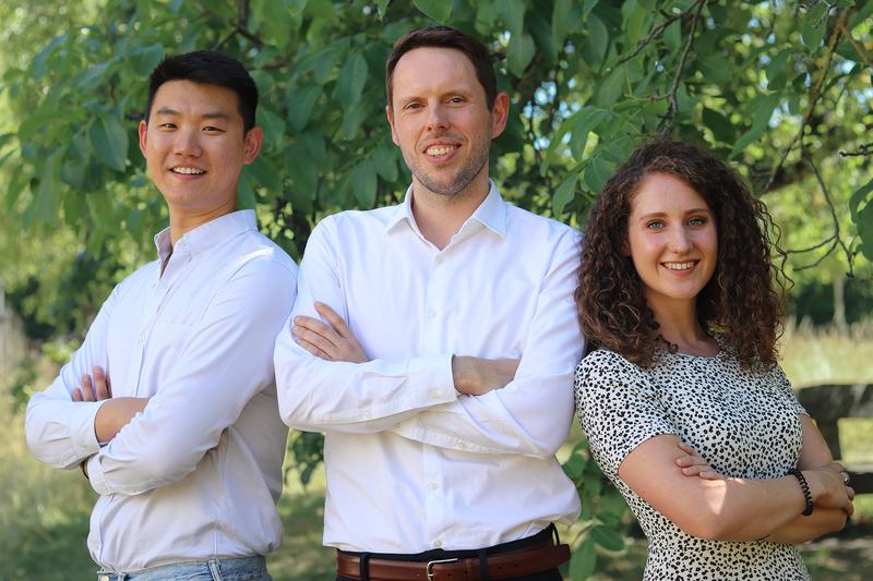 Prof. Dr. Simon Wiederhold (Mitte), Christina Langer und Yuchen Guo bilden das Team für die PILLARS-Teilprojekte der KU.