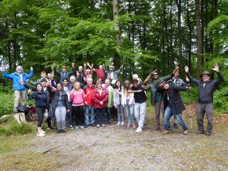 Mitglieder des Senior Services und internationale Studierende der Hochschule Offenburg bei einer Wanderung im Schwarzwald