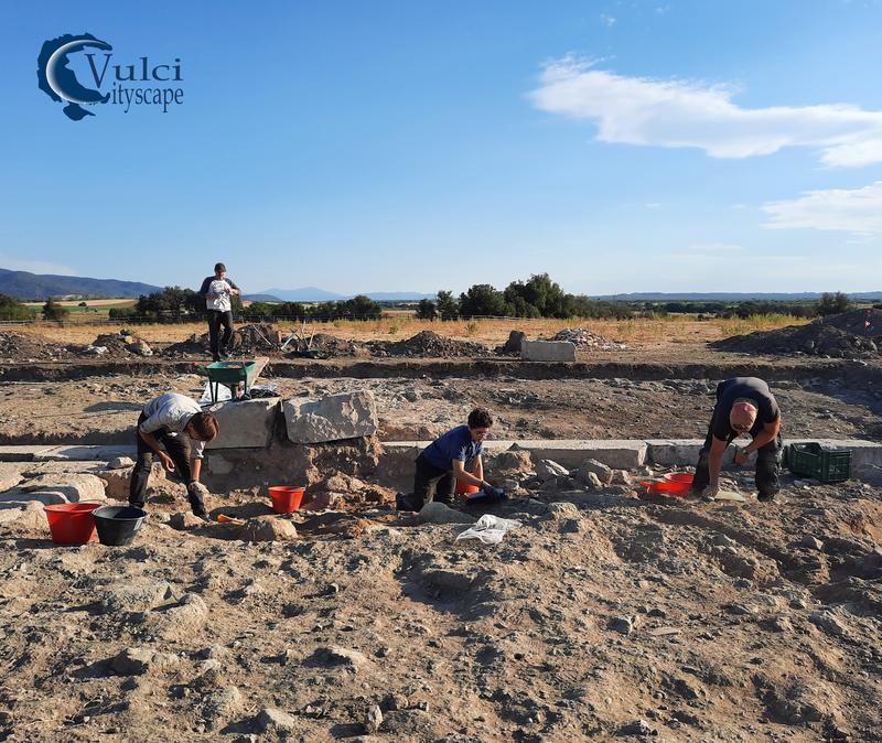 Archäolog*innen und weitere Mitarbeitende legen die Mauern des etruskischen Tempels in Vulci frei. 