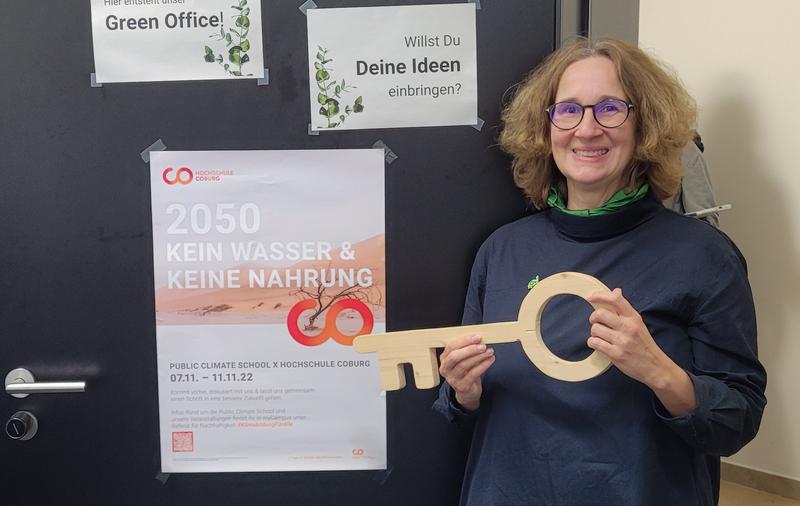 Mit einem großen Schlüssel aus Holz: Prof. Dr. Susanne Esslinger bei der symbolischen Eröffnung des Green Office. 